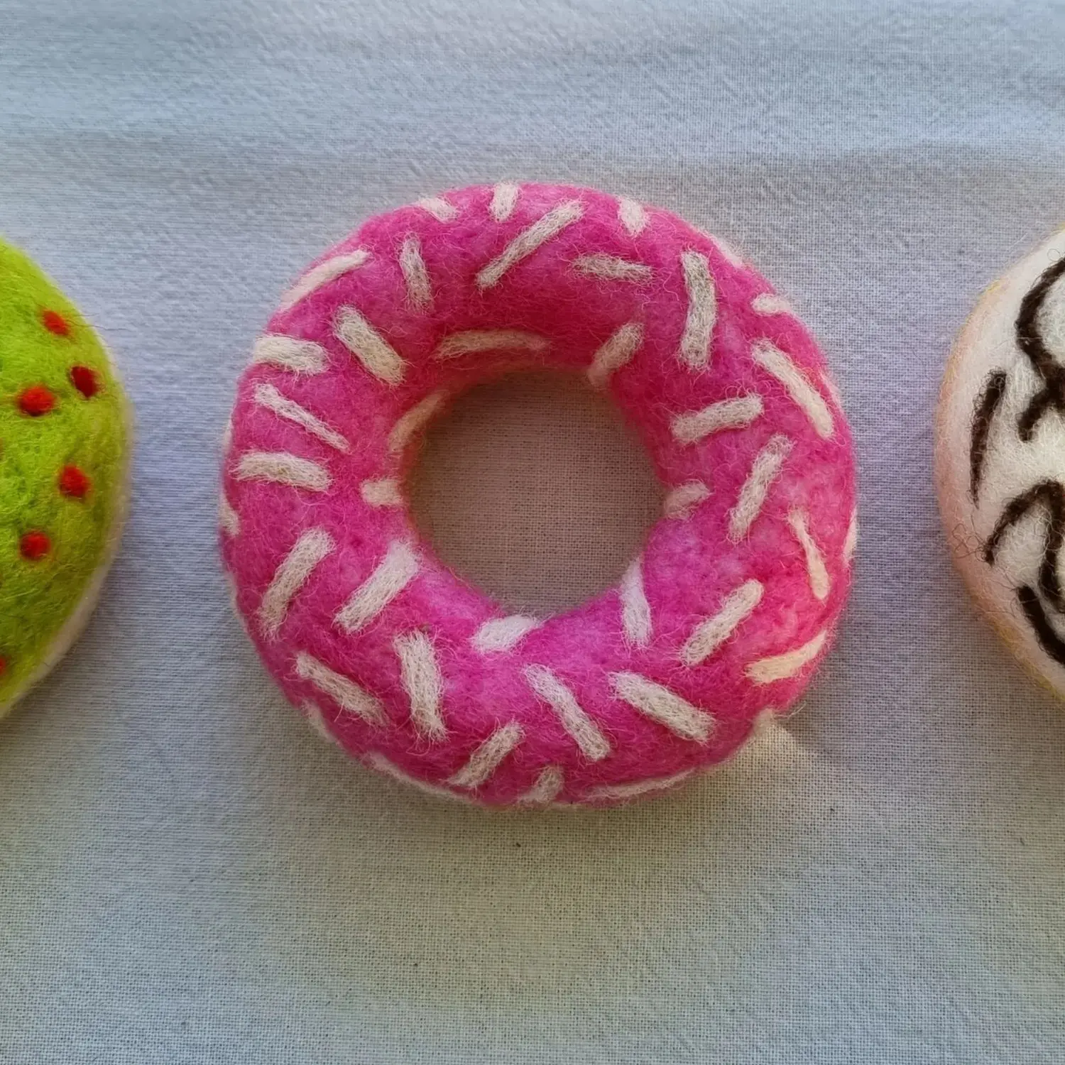 DUENDE - Filzkunst, rosa Donut mit weißen Streuseln
