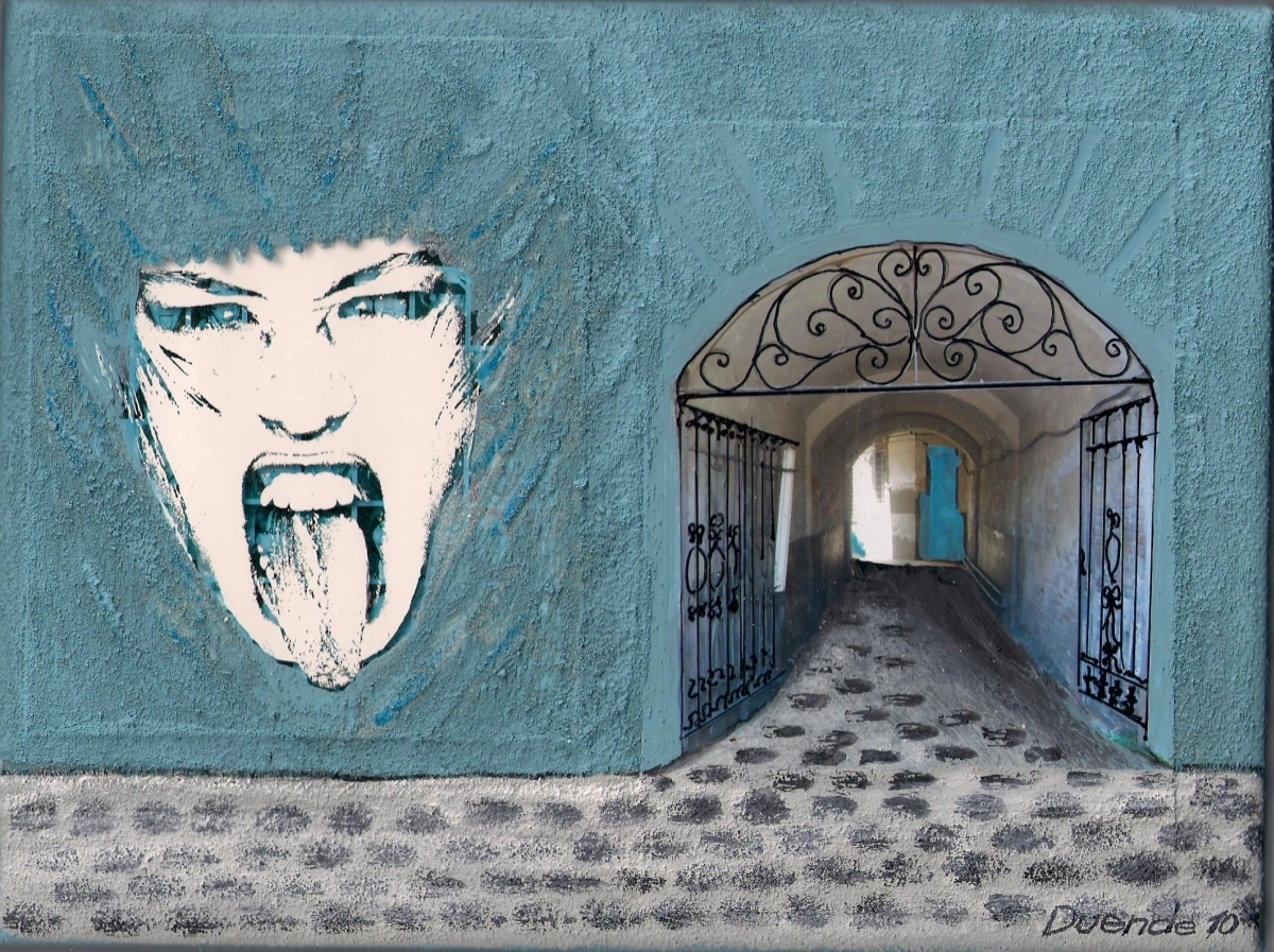 DUENDE – 18 × 24, Eine Frau, die ihre Zunge herausstreckt, und eine Tür auf einer blauen Wandcollage