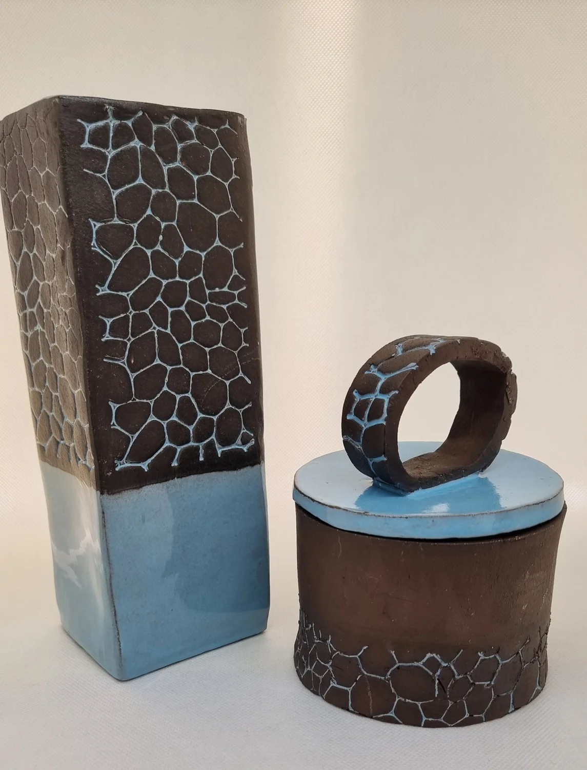 DUENDE - Skulpturen/Keramik, Quadratische Vase 7,5 x 8,5 x 21 & Dose