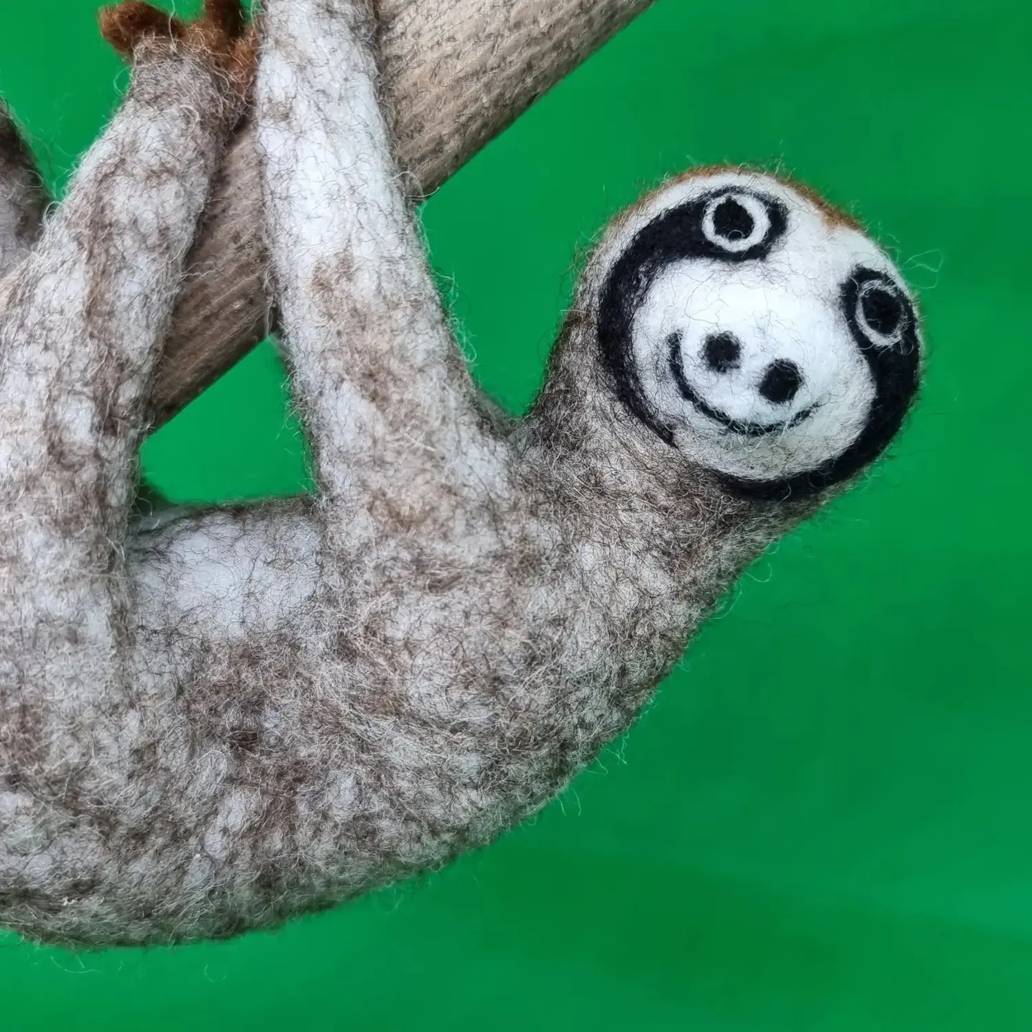 DUENDE - Filzkunst, Faultier am Baum hängendes Spielzeug