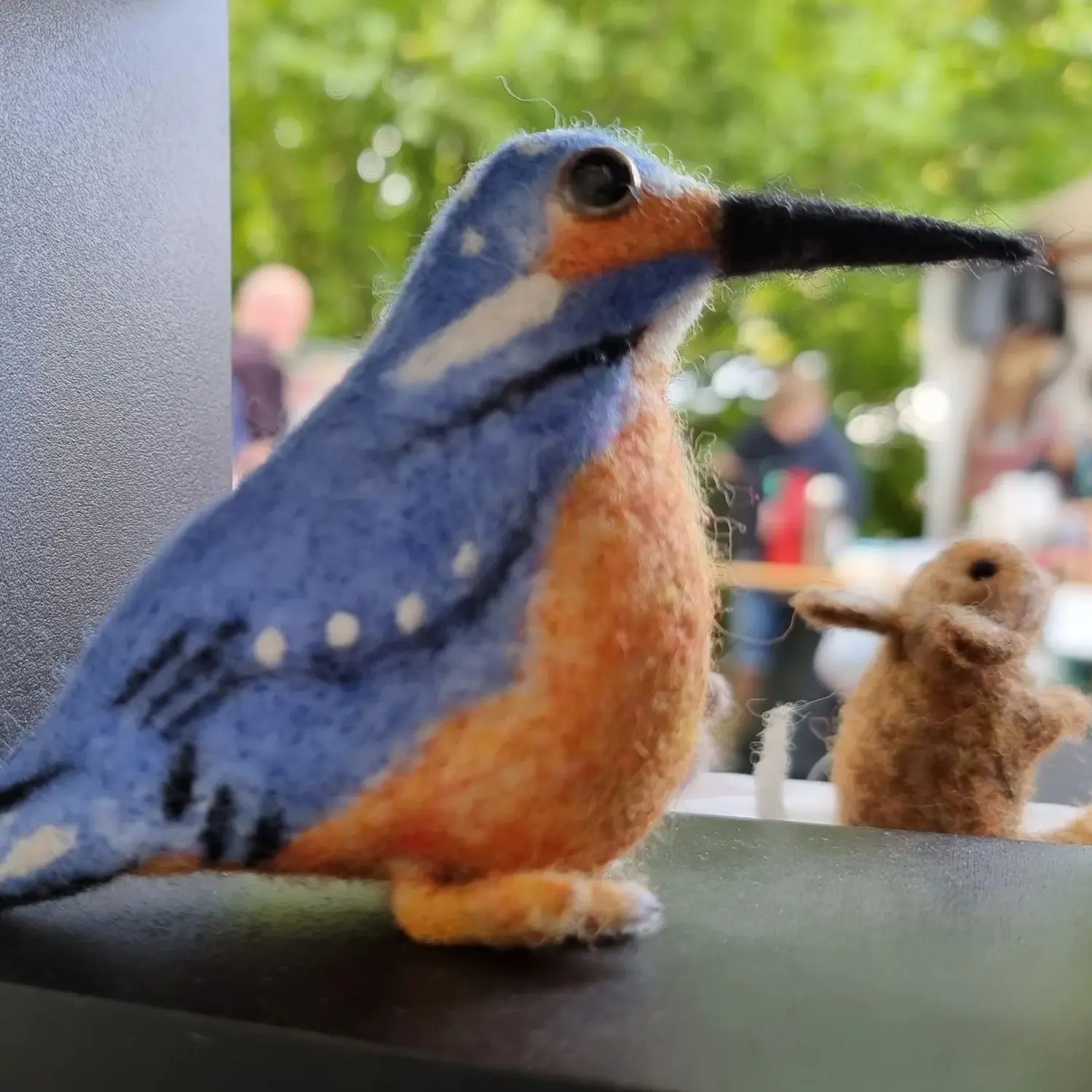 DUENDE - Filzkunst, Ein Vogel in oranger und blauer Farbe